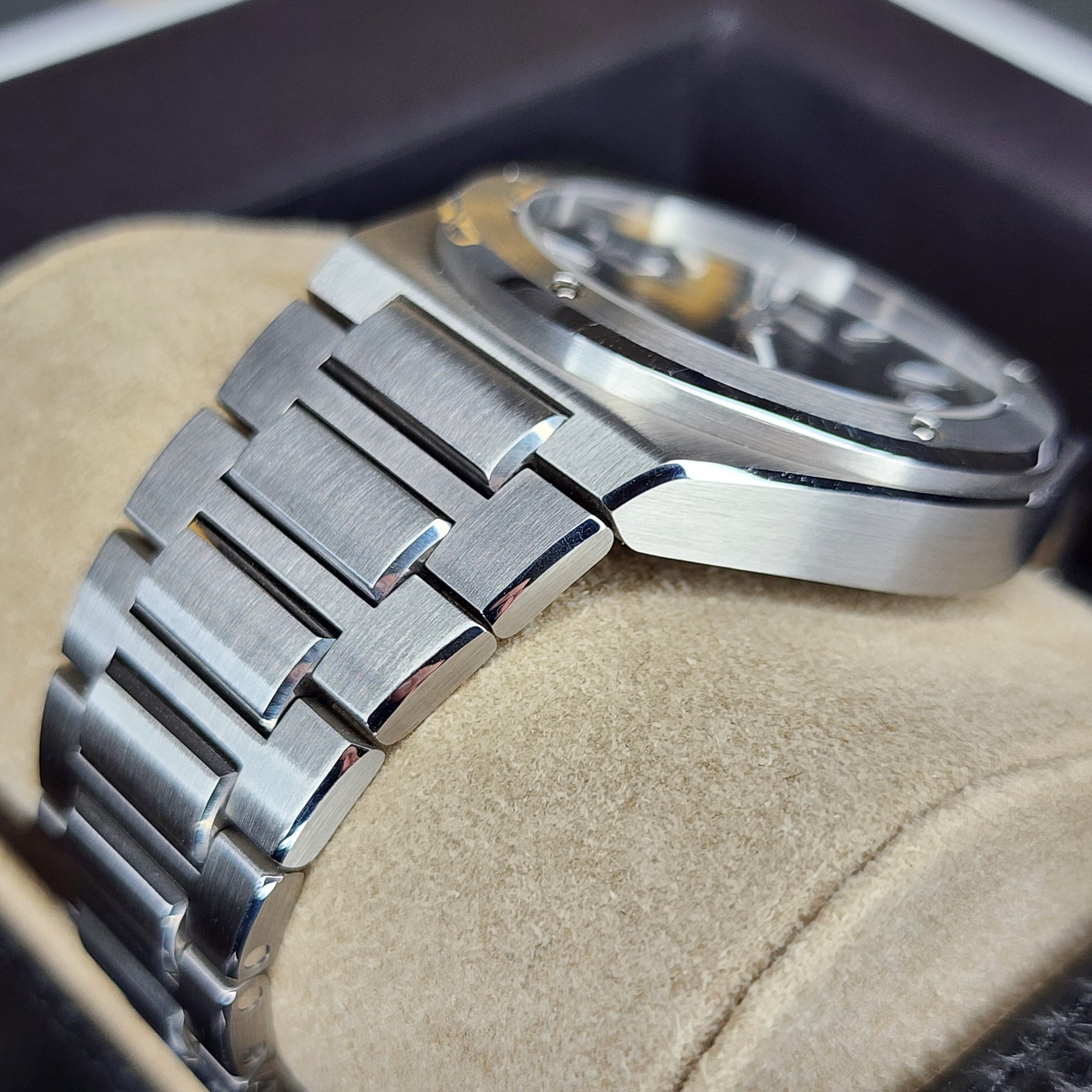 IWC Ingenieur IW328901 case, lugs view