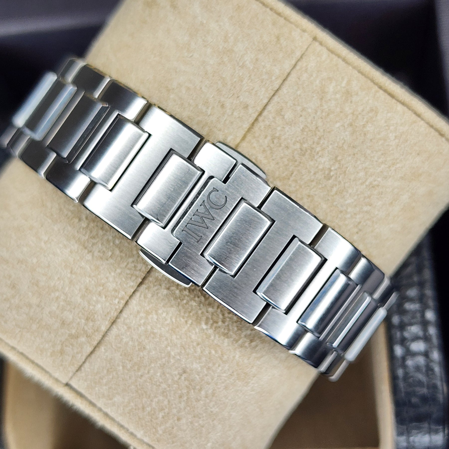 IWC Ingenieur IW328901 clasp view