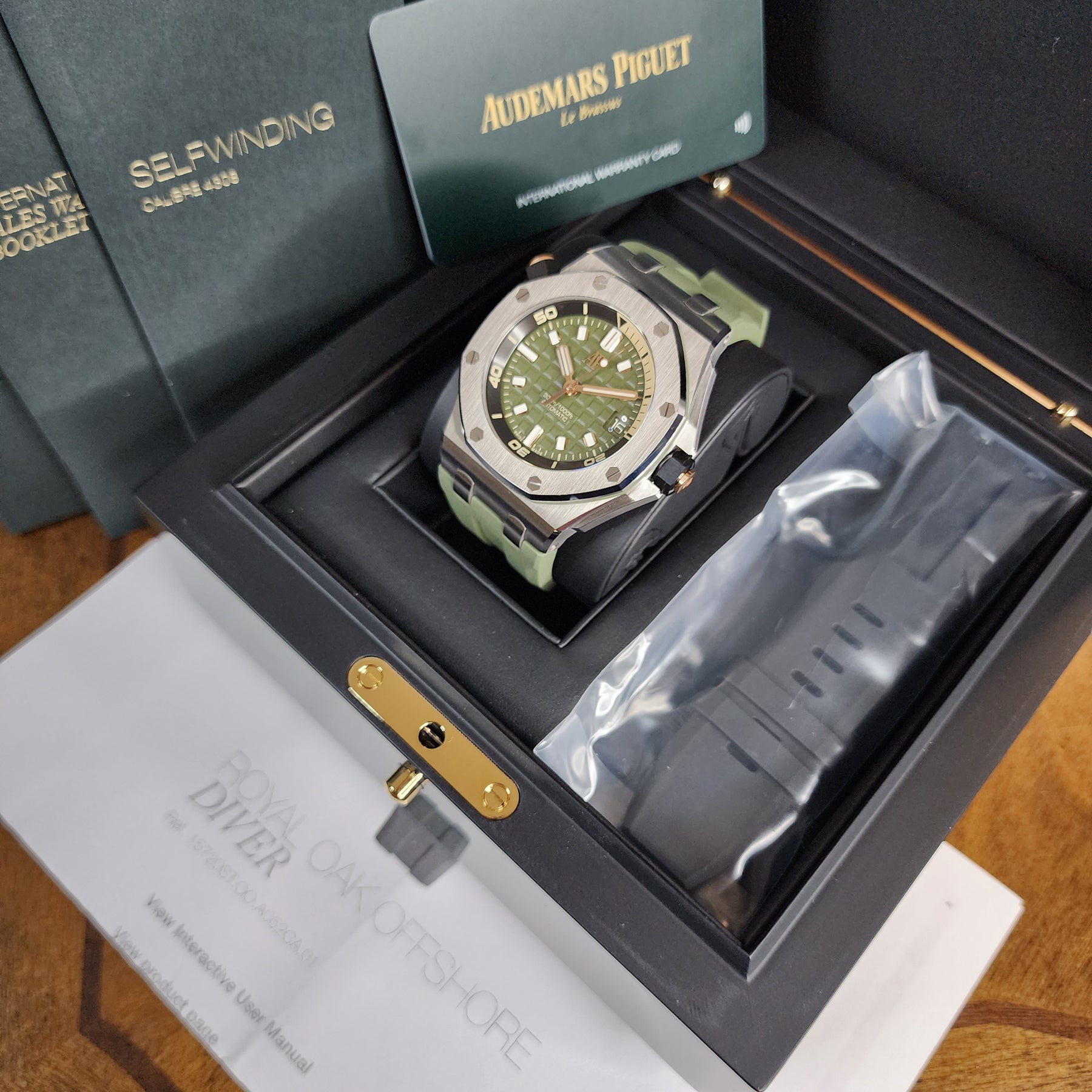 Audemars Piguet Royal Oak Offshore Diver 42mm full set view