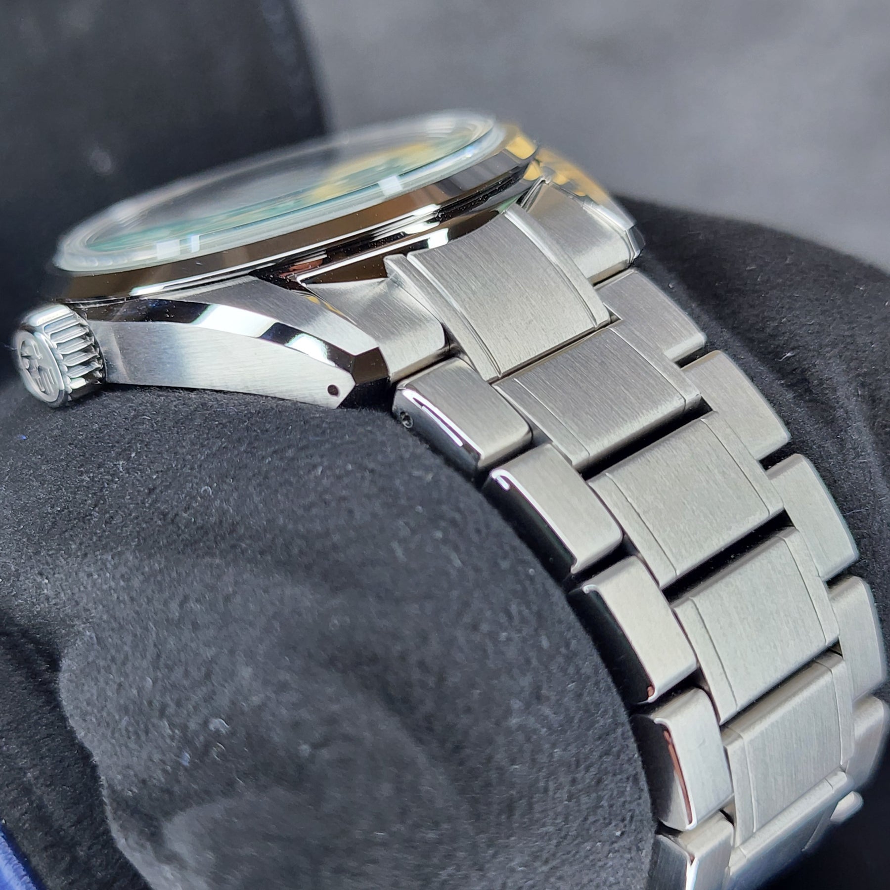 Grand Seiko SLGH021  Genbi Valley Limited Edition lug view 