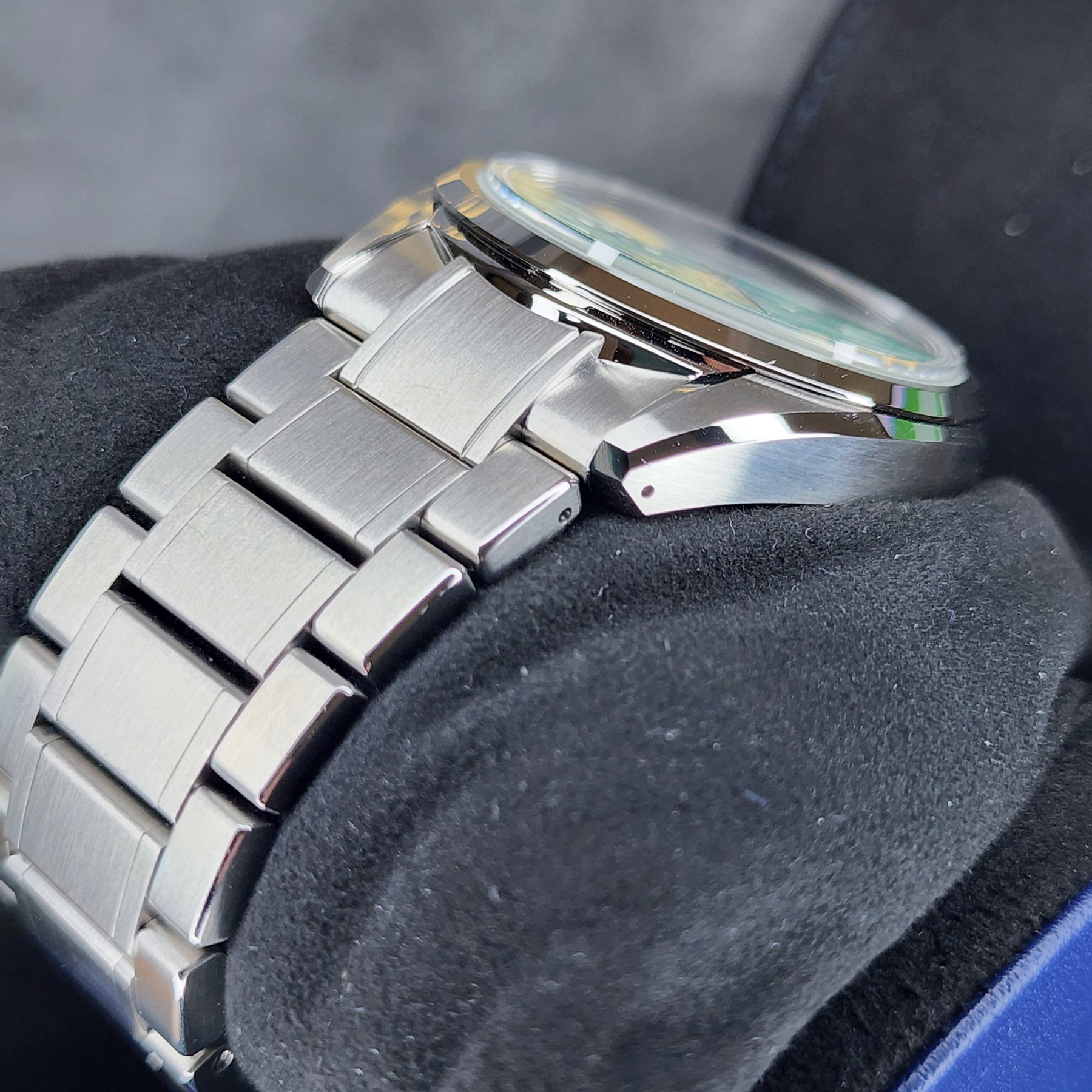 Grand Seiko SLGH021  Genbi Valley Limited Edition lug view 