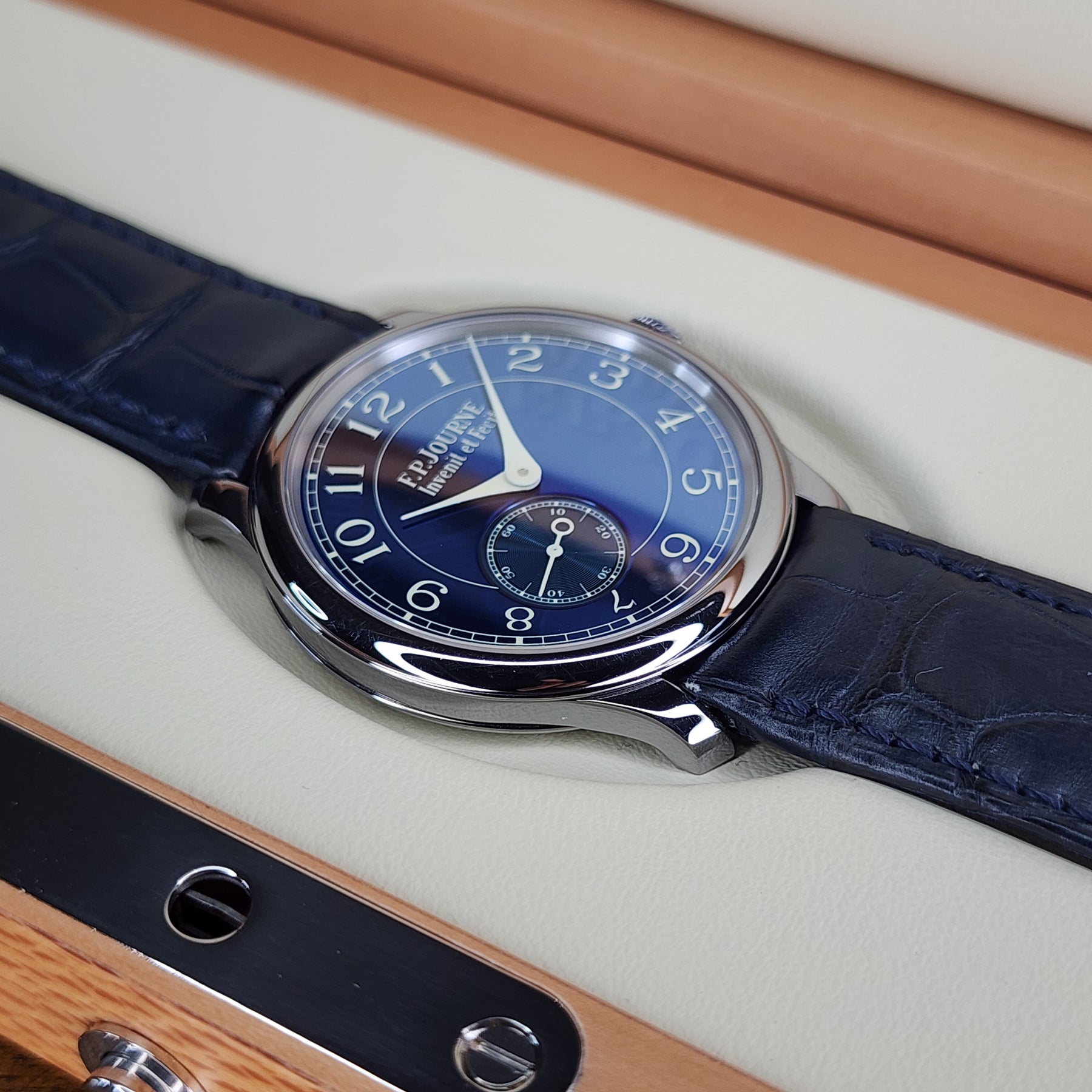 F.P.Journe Souveraine Chronometre Bleu left side case, lugs view