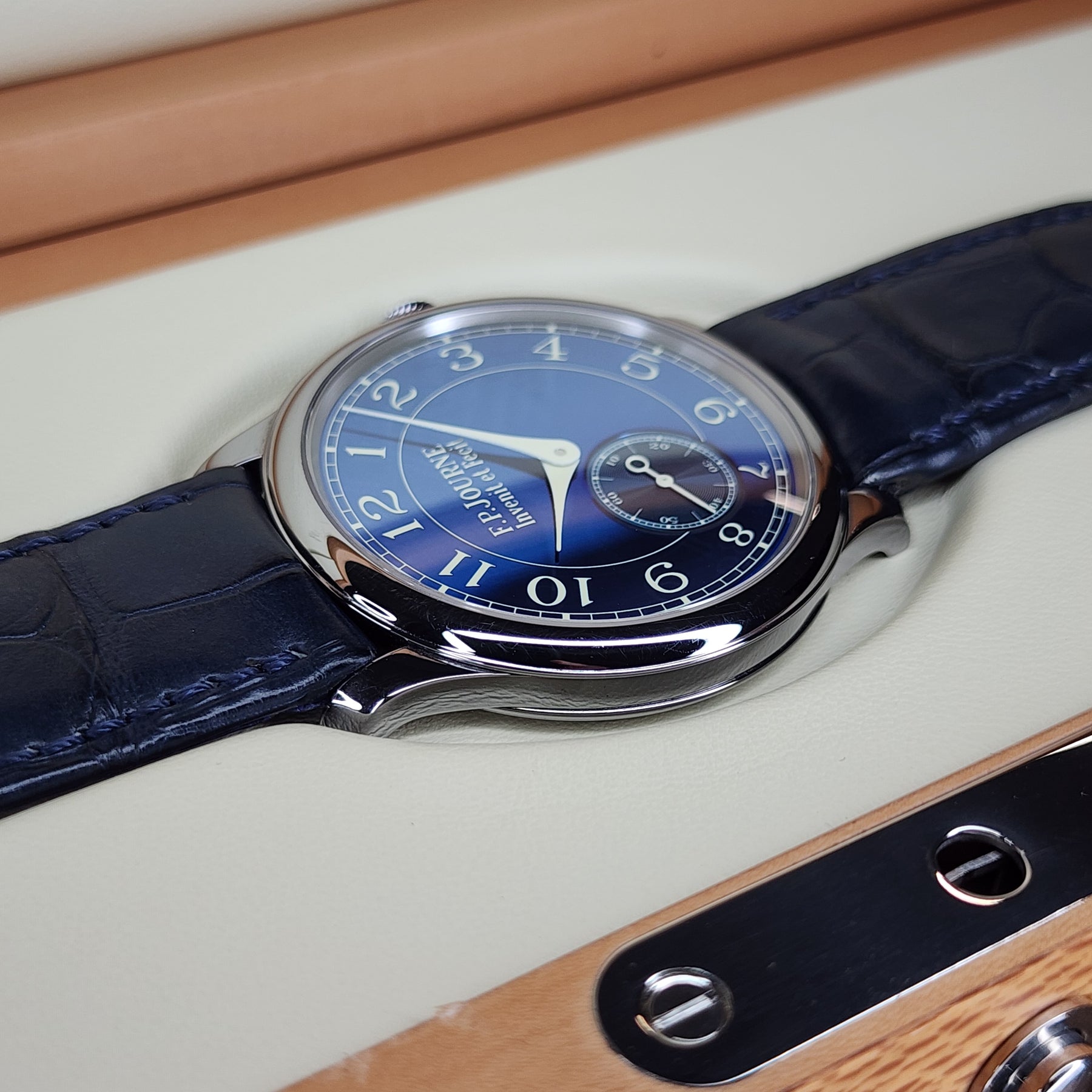 F.P.Journe Souveraine Chronometre Bleu left side case, lugs view