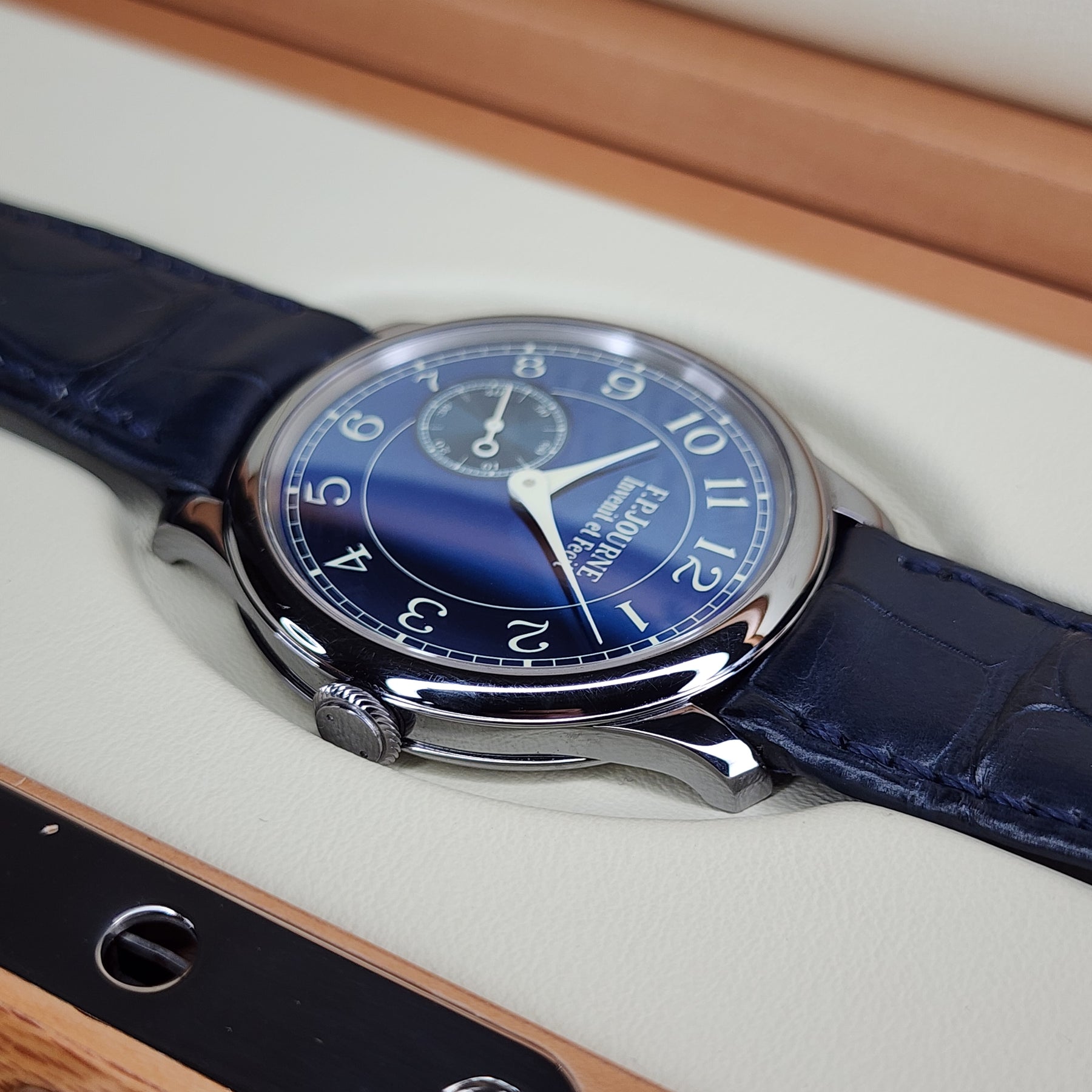 F.P.Journe Souveraine Chronometre Bleu case, lugs view