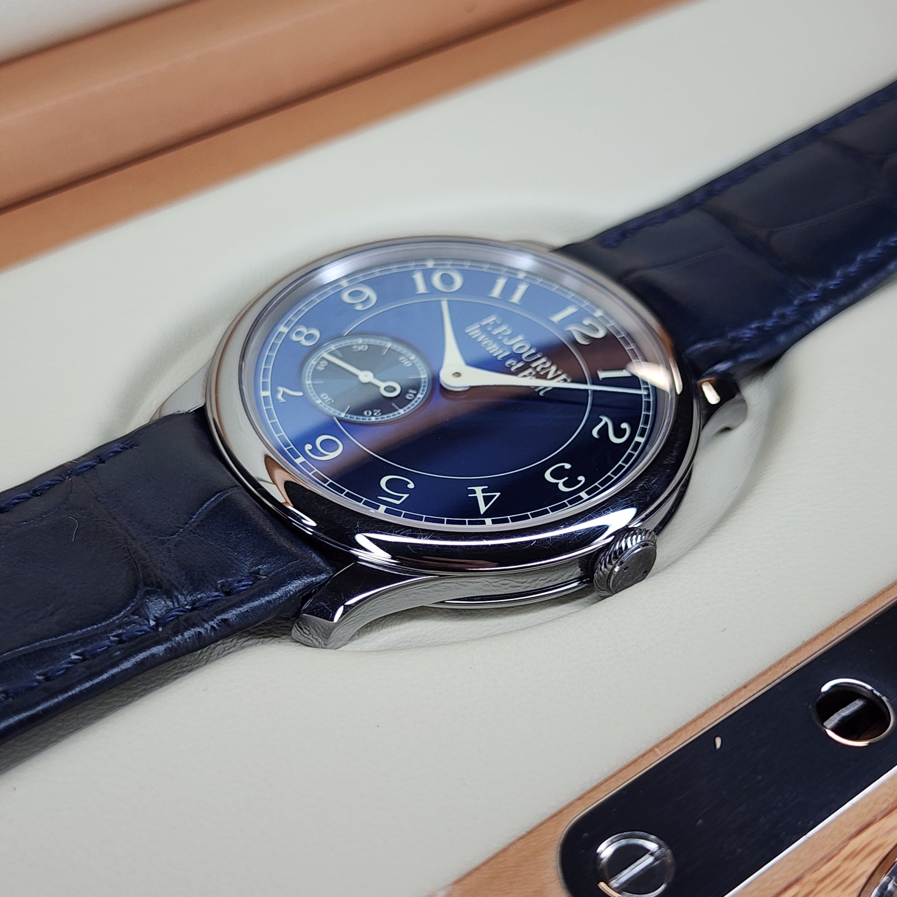 F.P.Journe Souveraine Chronometre Bleu right side case, lugs view