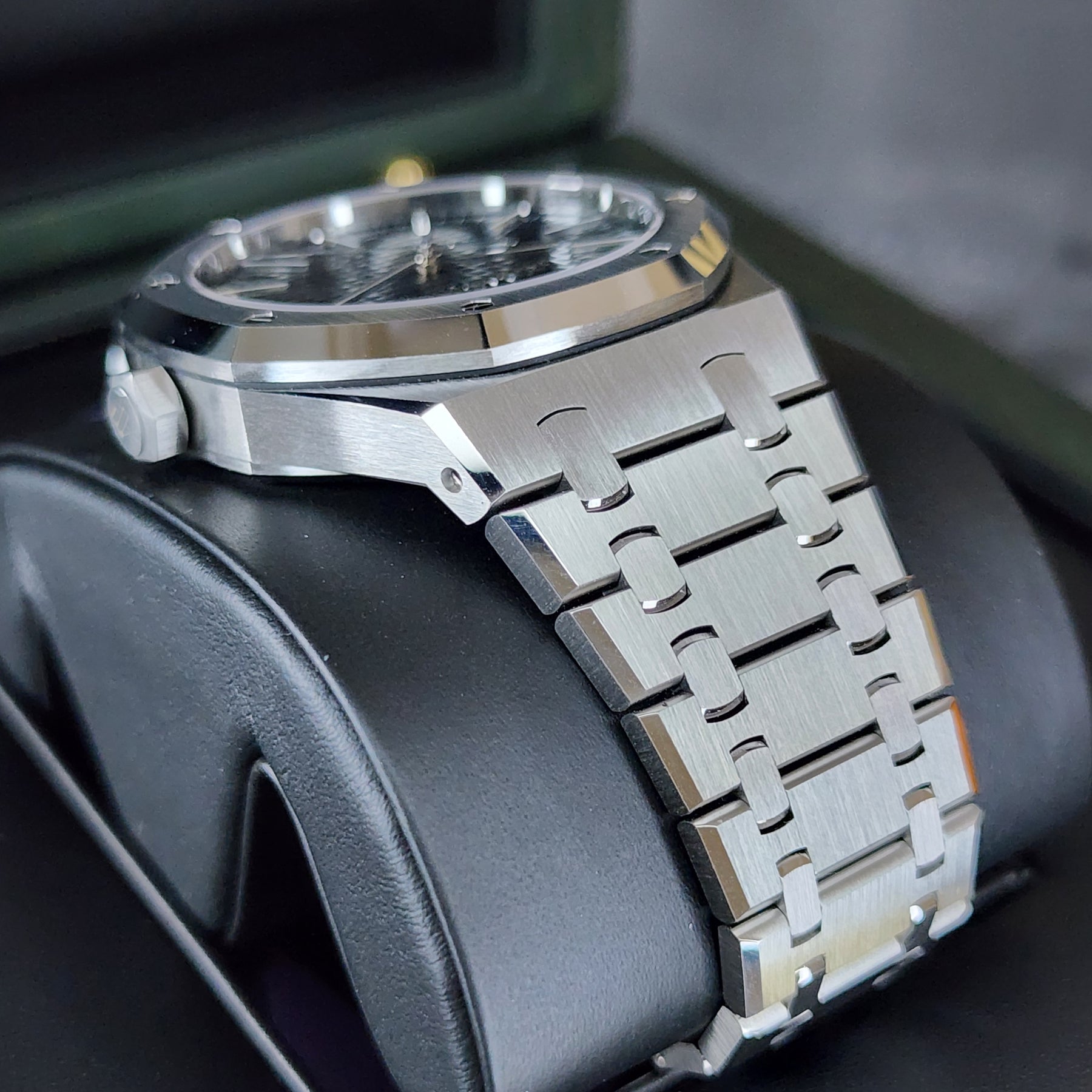 Audemars Piguet Royal Oak 50th Anniversary case, bracelet view