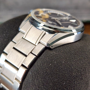 Grand Seiko Evolution 9 SLGA021 Lake Suwa case, bracelet view