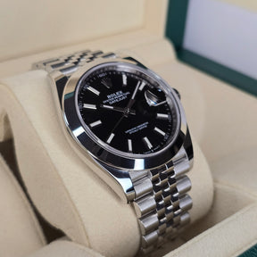 Rolex Datejust Bright Black dial 126300 case, lug view