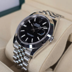 Rolex Datejust Bright Black dial 126300 case, lug view