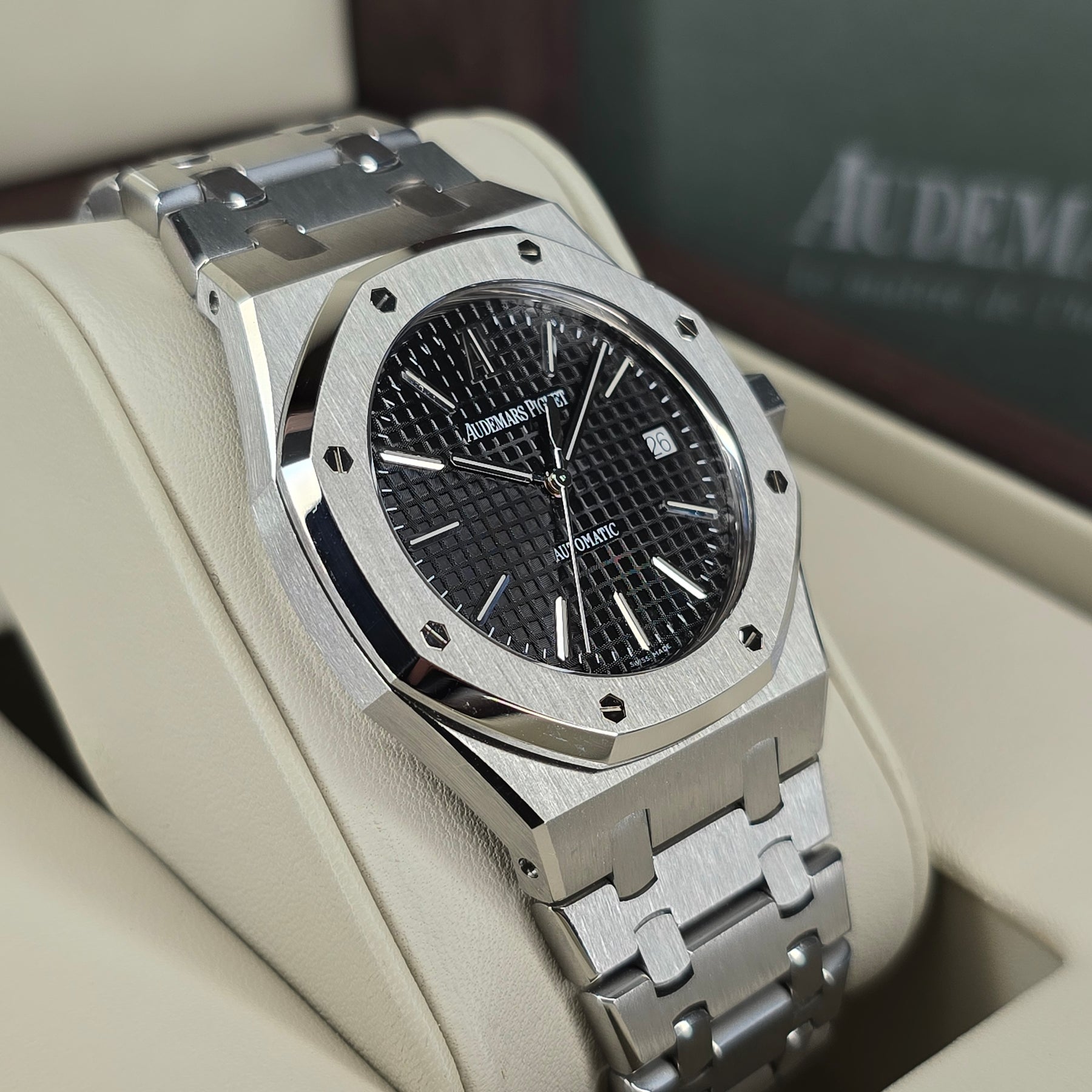 Audemars Piguet Royal Oak 15300ST left side case, bezel view