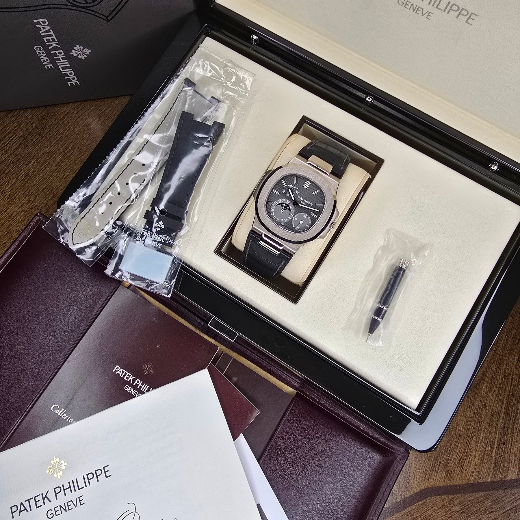 Patek Philippe Nautilus 5712G full set view