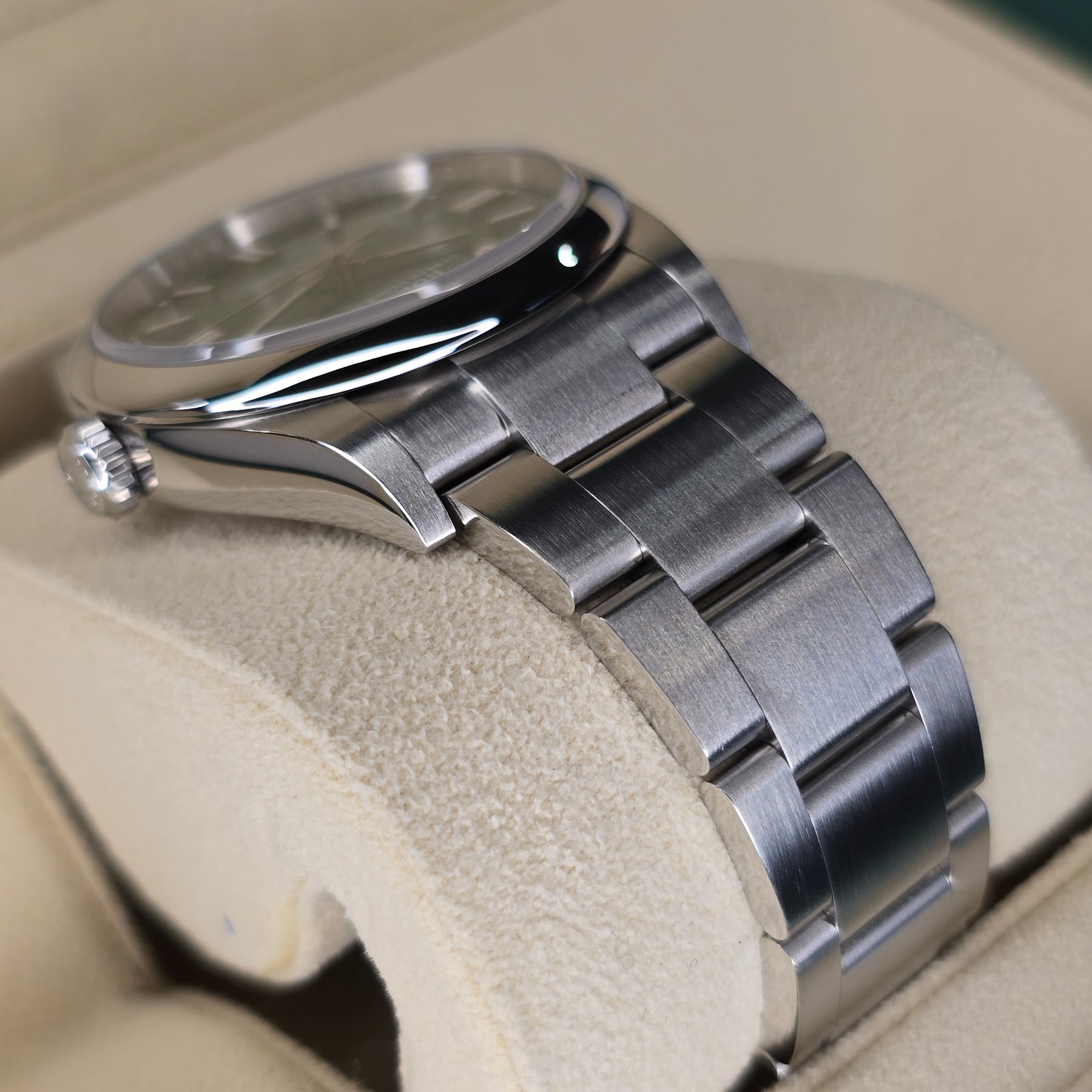 Rolex Oyster Perpetual 126000 case, bracelet view