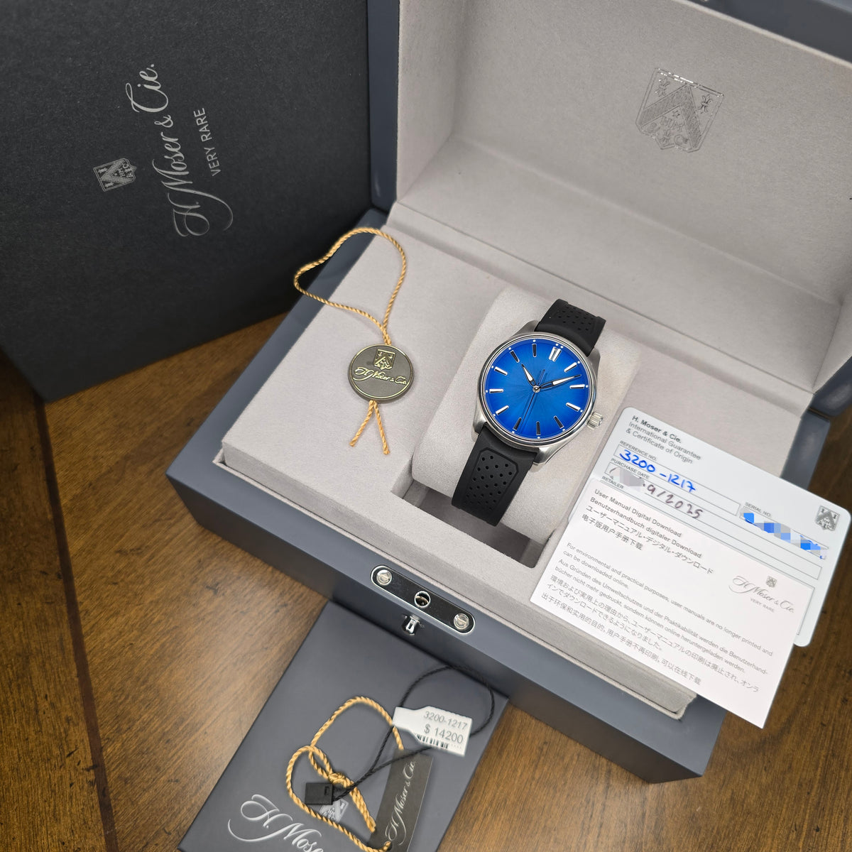 H. Moser & Cie Pioneer Center Seconds Arctic Blue 3200-1217 full set view