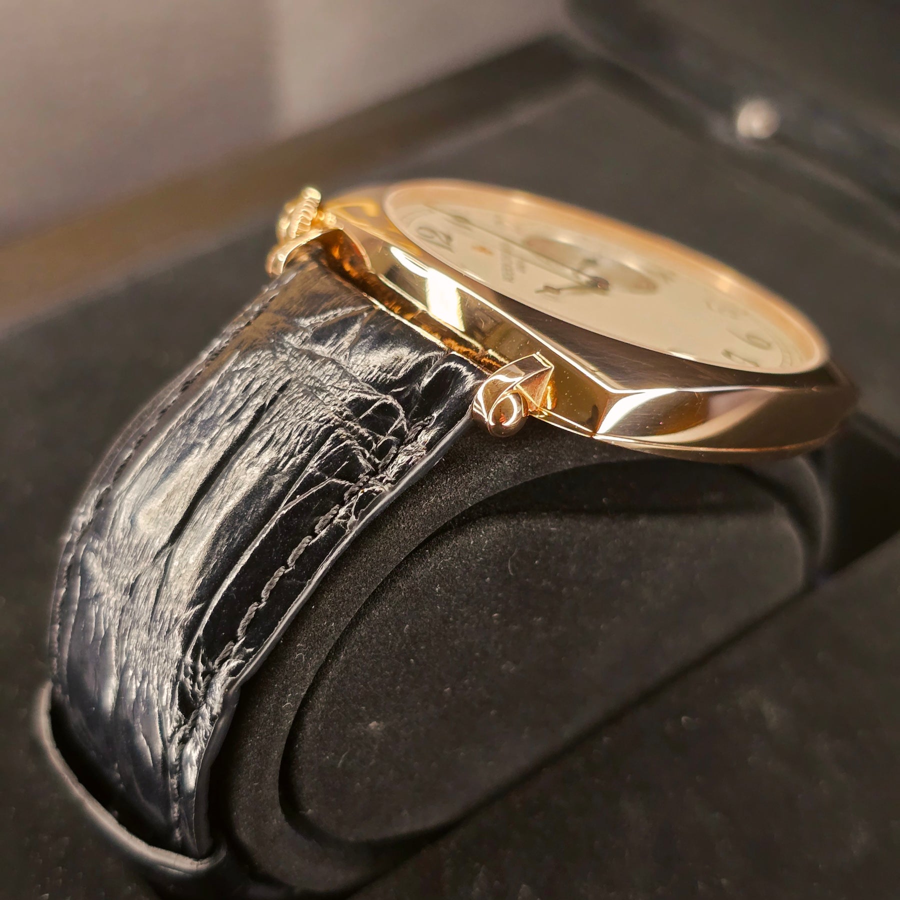 Vacheron Constantin Historiques American 1921 82035/000R case, strap