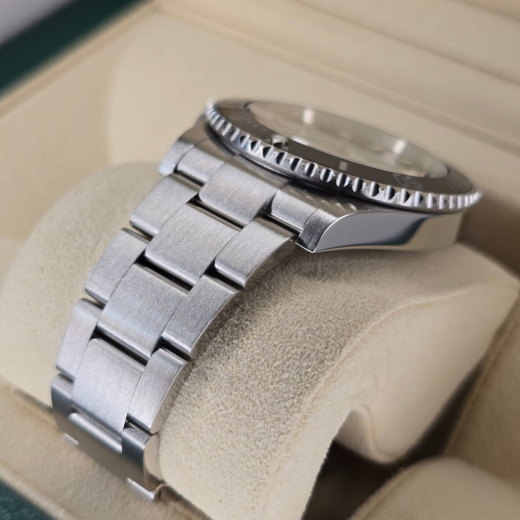 Rolex Submariner No Date 124060 case and oyster bracelet