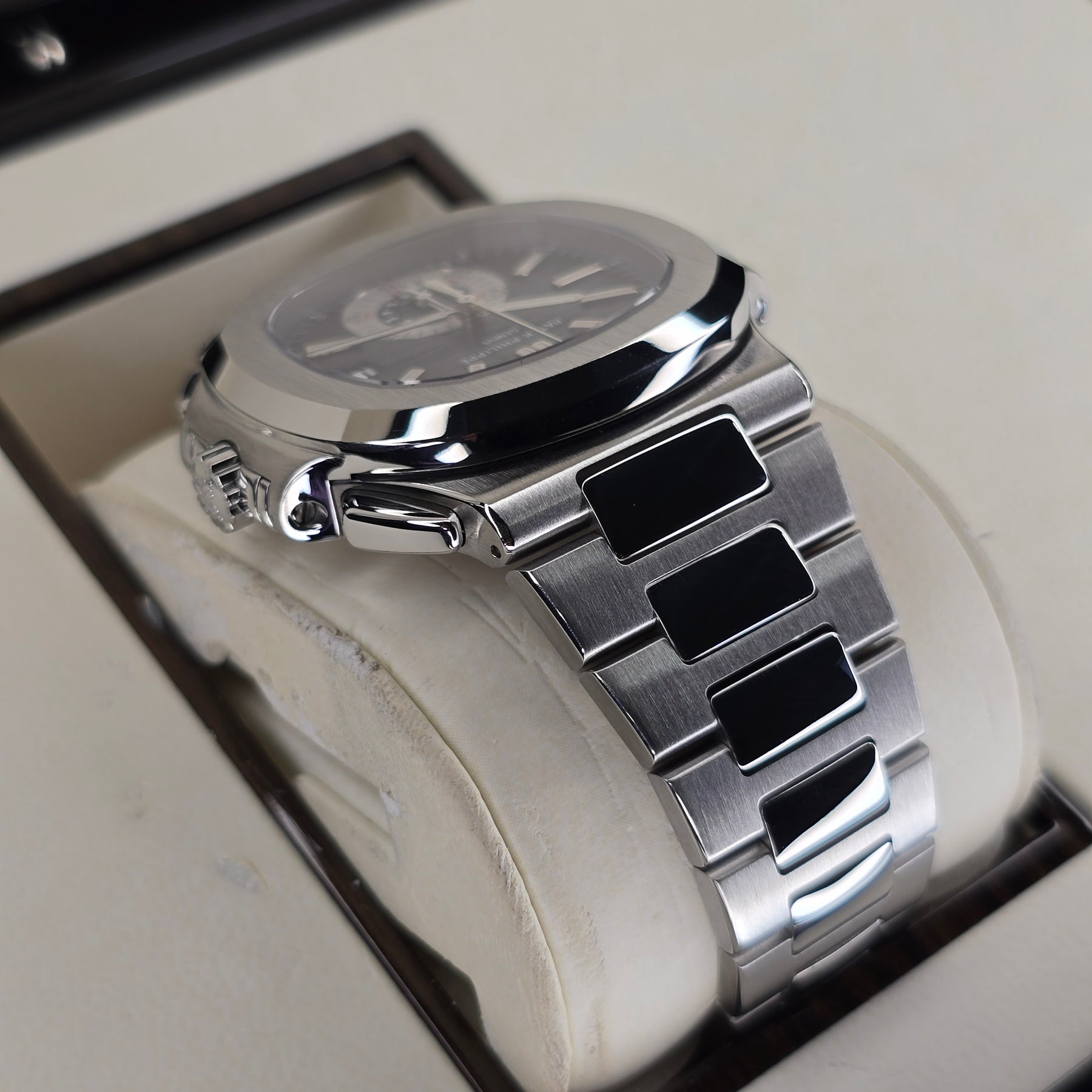 Patek Philippe Nautilus Blue Dial 5980/1A lug, bracelet