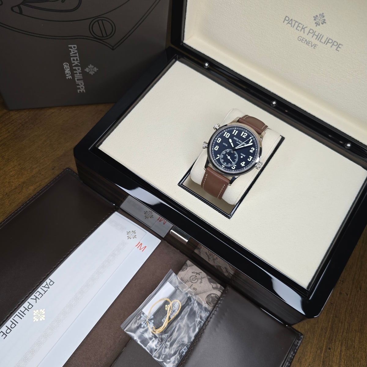 Patek Philippe Calatrava Pilot Travel Time 5524G full set