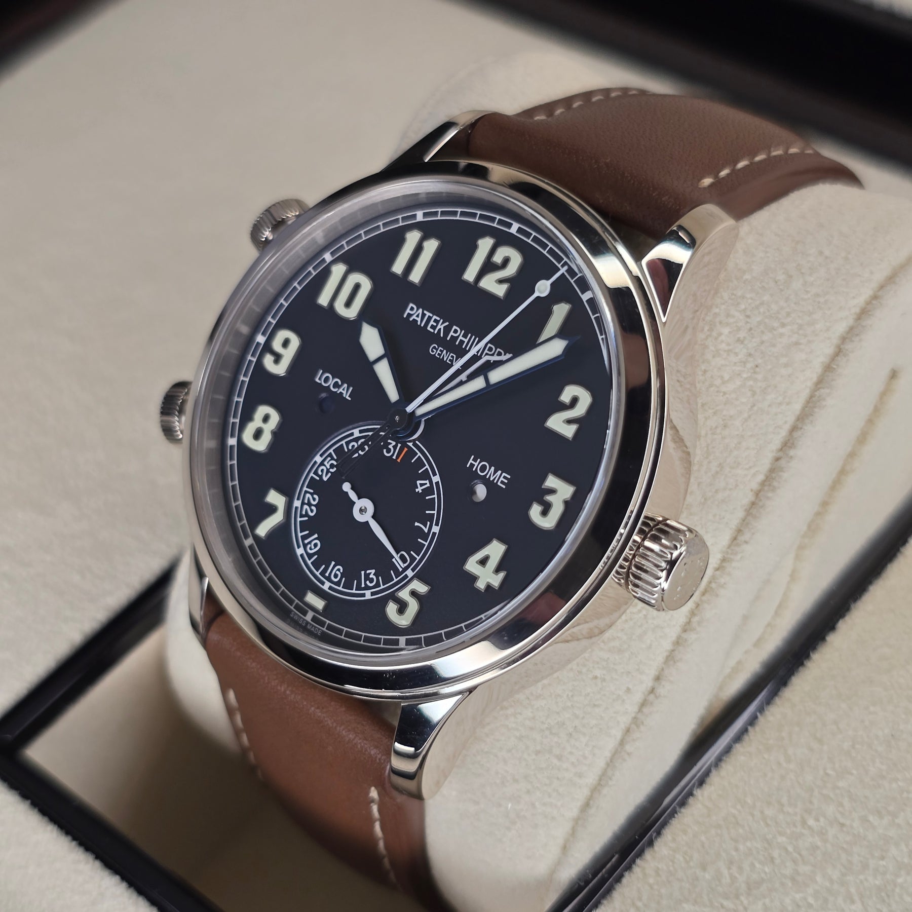 Patek Philippe Calatrava Pilot Travel Time 5524G right side case