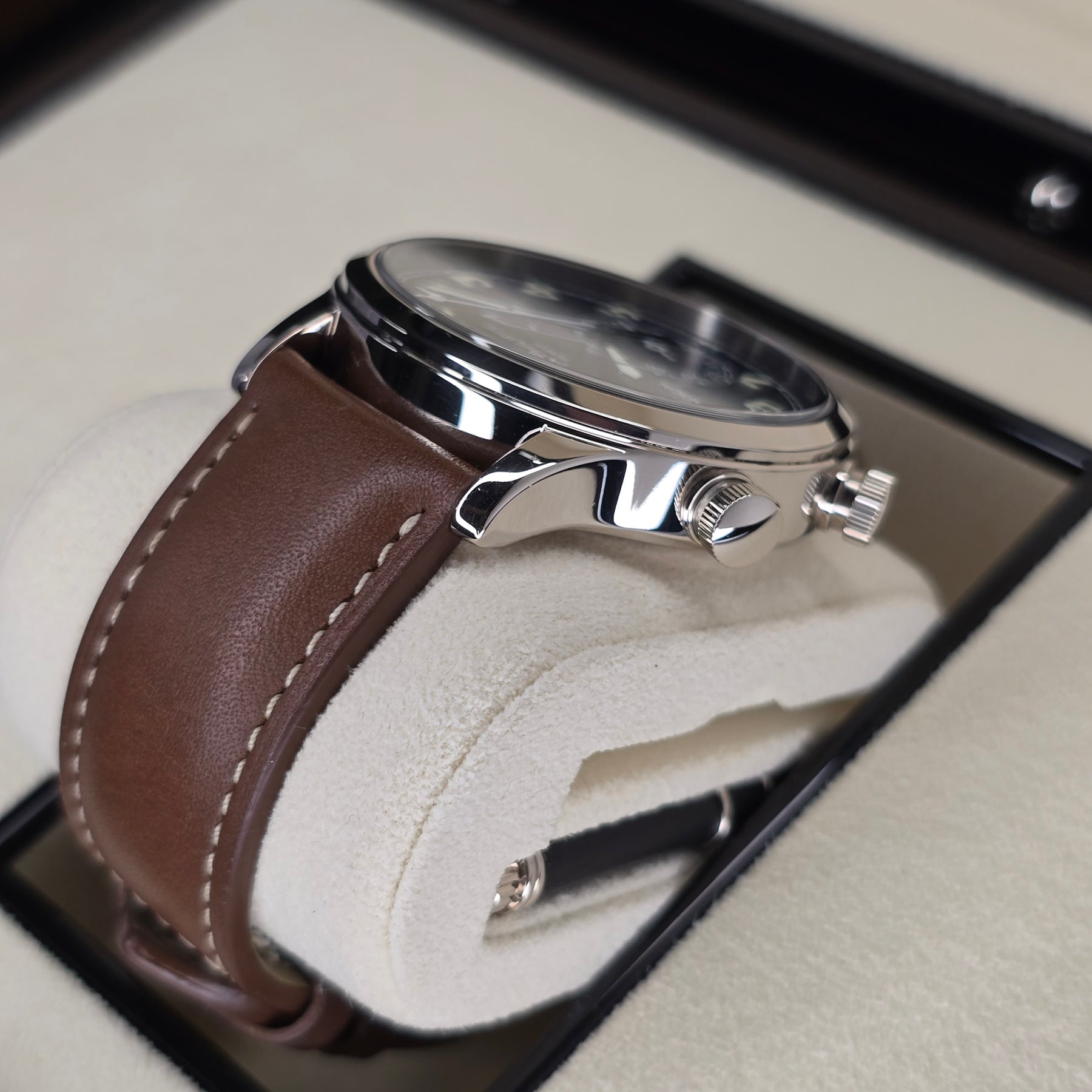 Patek Philippe Calatrava Pilot Travel Time 5524G case, strap