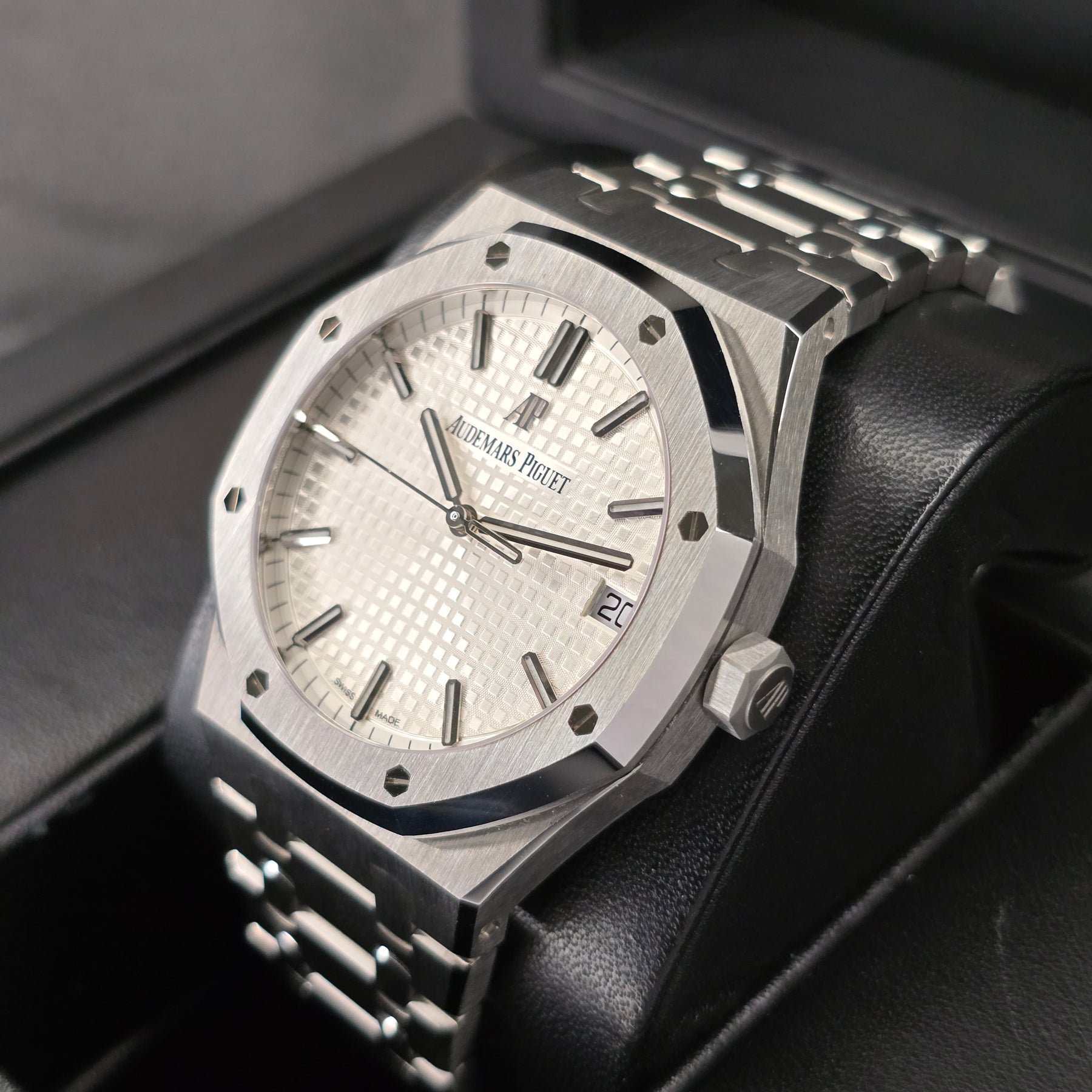 Audemars Piguet Royal Oak Silver Dial 15500st right side case