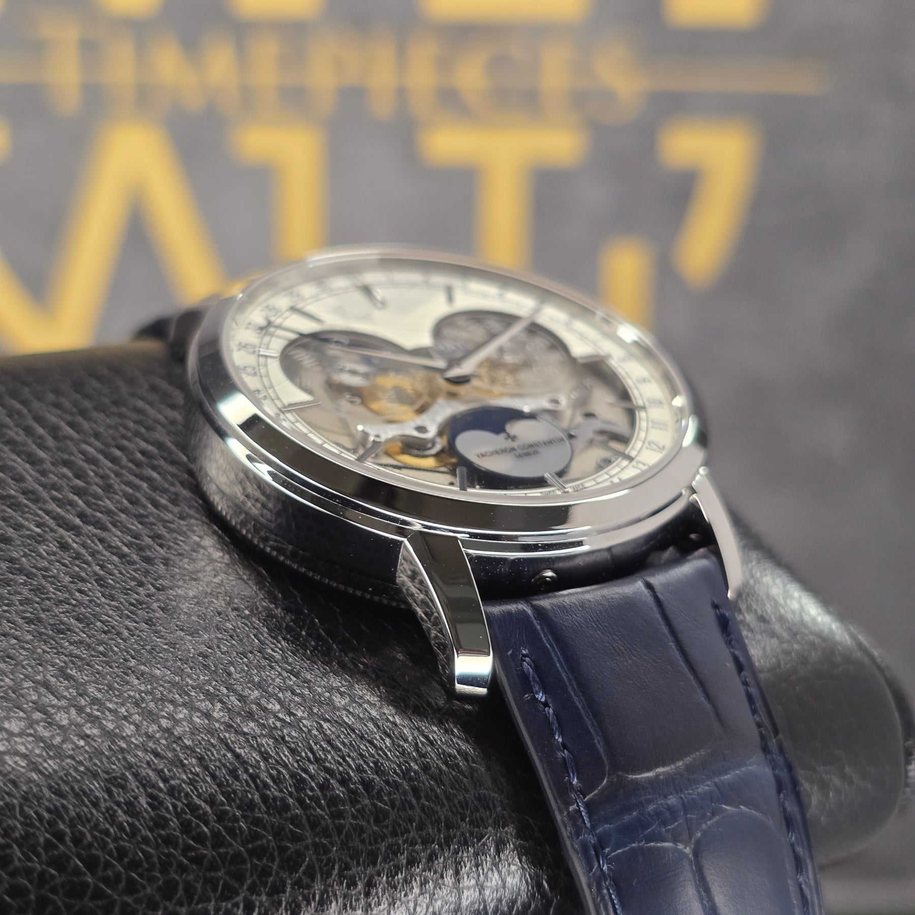 Vacheron Constantin Traditionnelle Complete Calendar 4020T/000P-H038 lug, case view