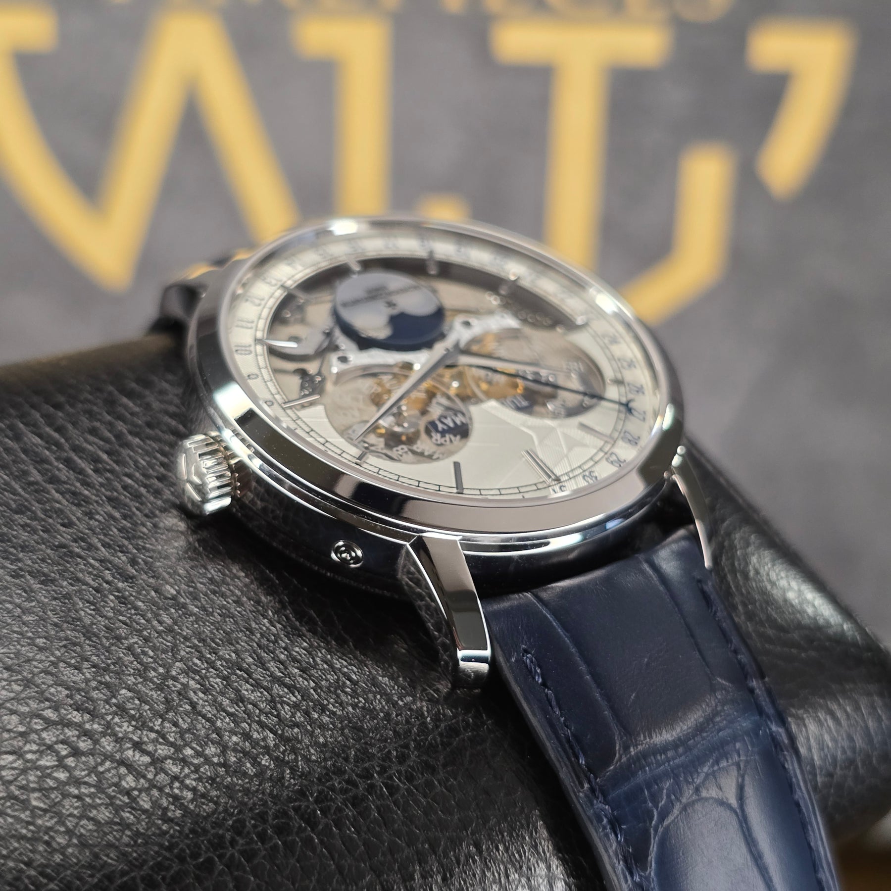 Vacheron Constantin Traditionnelle Complete Calendar 4020T/000P-H038 lug, case view