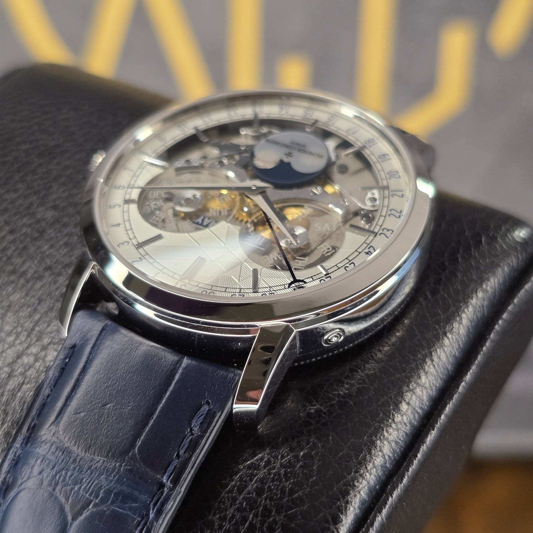 Vacheron Constantin Traditionnelle Complete Calendar 4020T/000P-H038 lug, case view