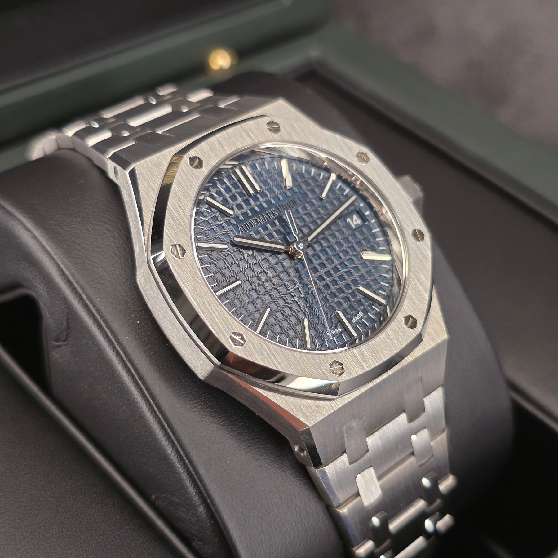 Audemars Piguet Royal Oak Blue 15550st  right side case