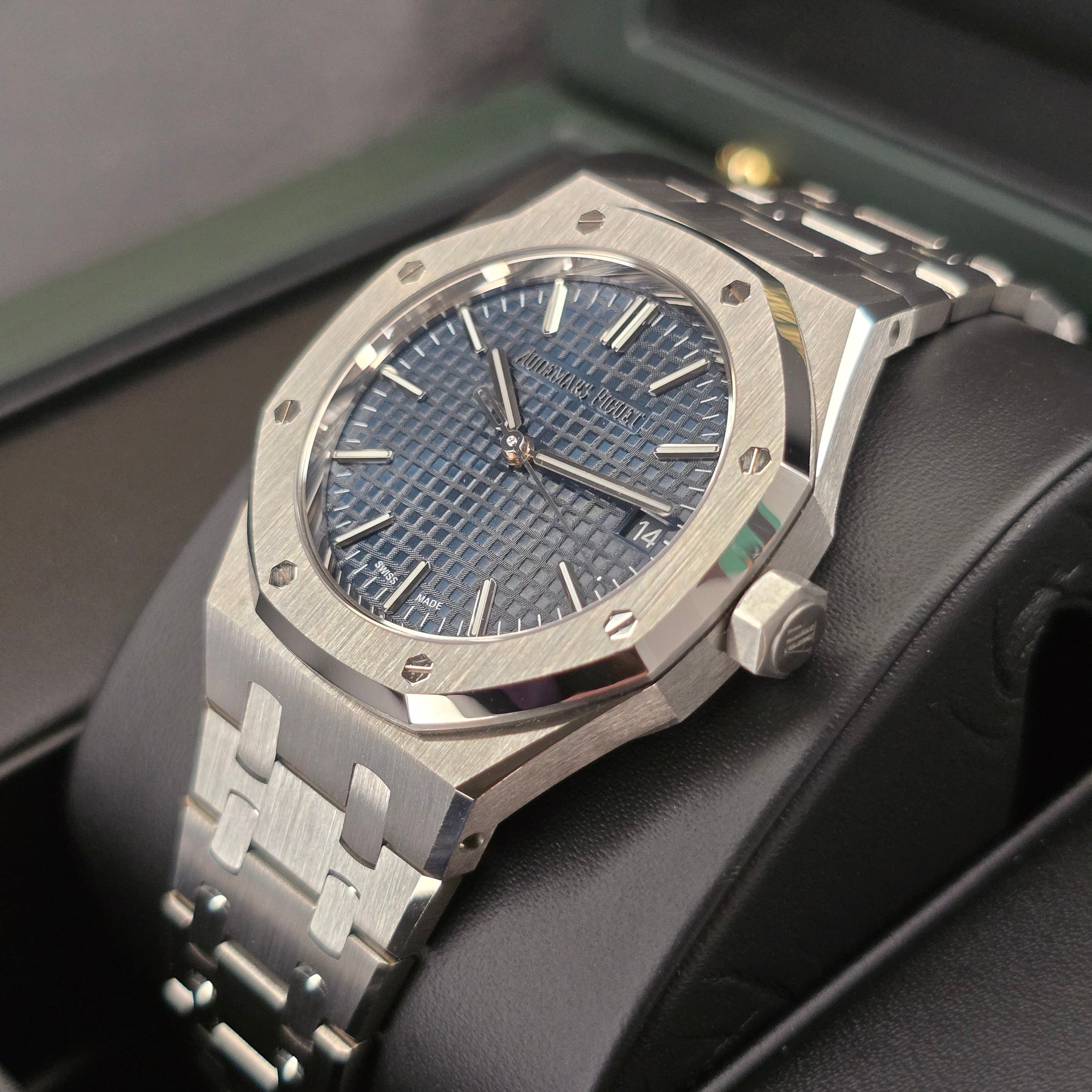 Audemars Piguet Royal Oak Blue 15550st  left side case