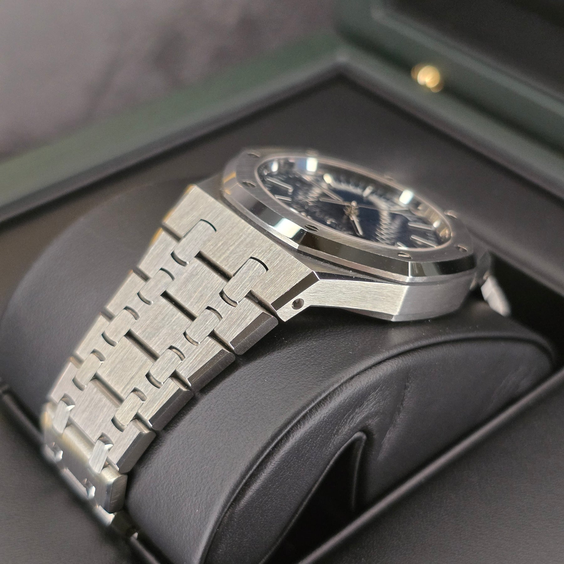 Audemars Piguet Royal Oak Blue 15550st  case, bracelet