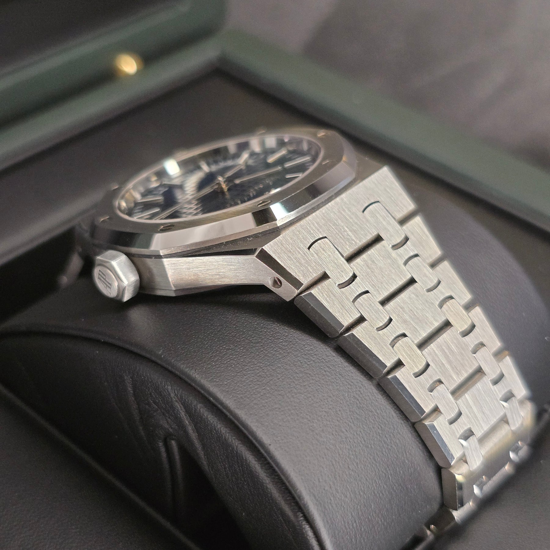 Audemars Piguet Royal Oak Blue 15550st  case, bracelet