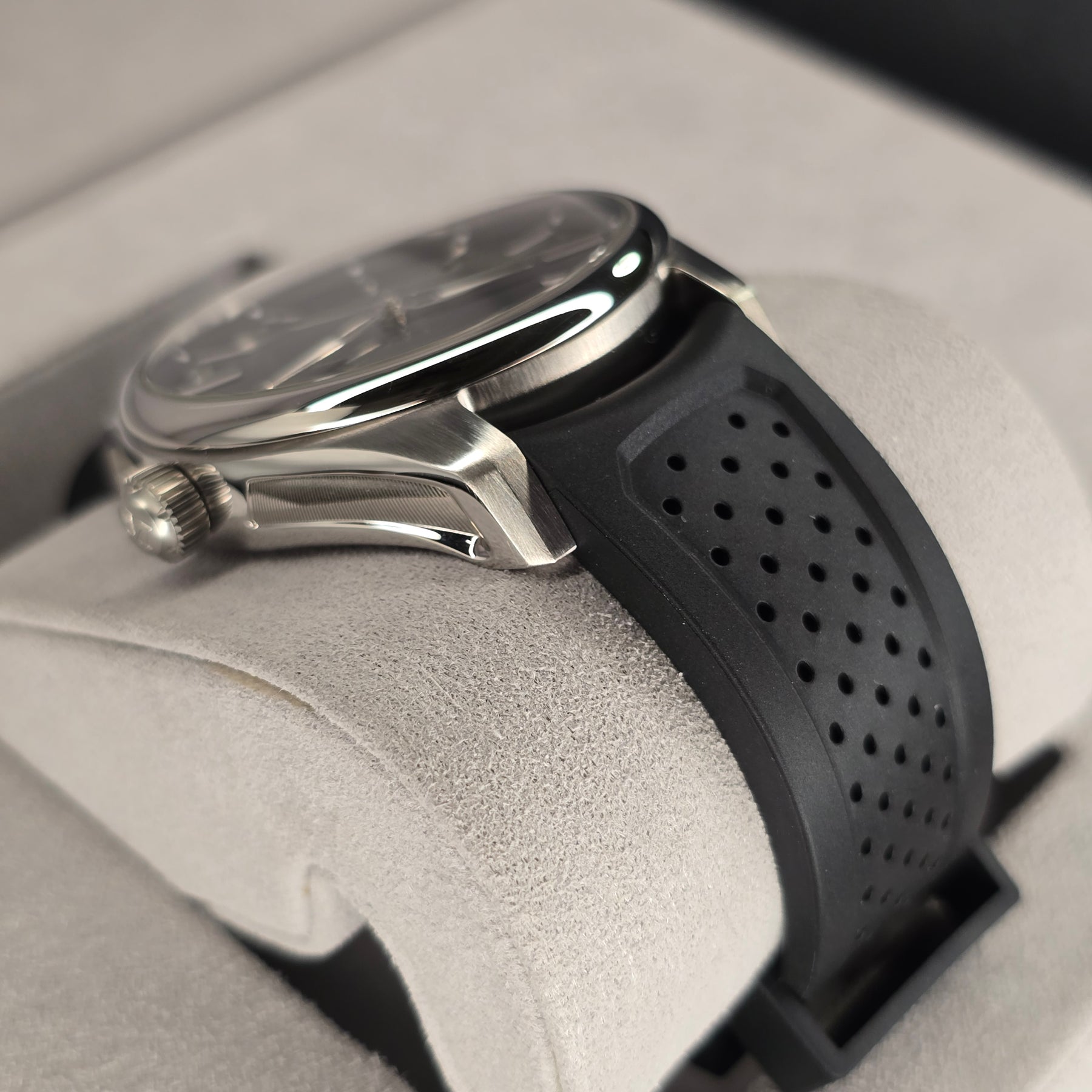 H. Moser & Cie Pioneer Center Seconds Cosmic Green 3201-1201 lug, strap