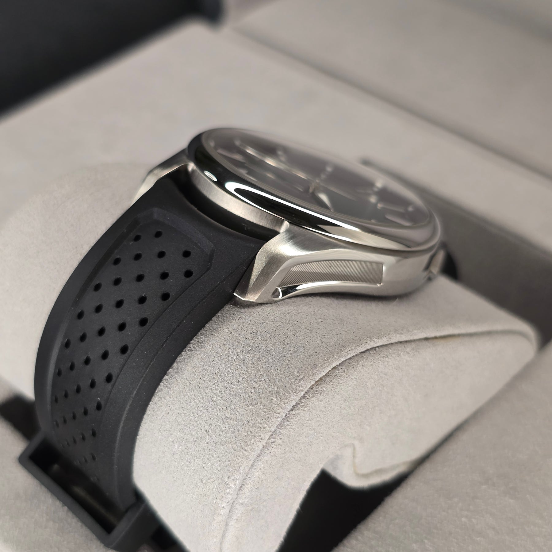 H. Moser & Cie Pioneer Center Seconds Cosmic Green 3201-1201 lug, strap