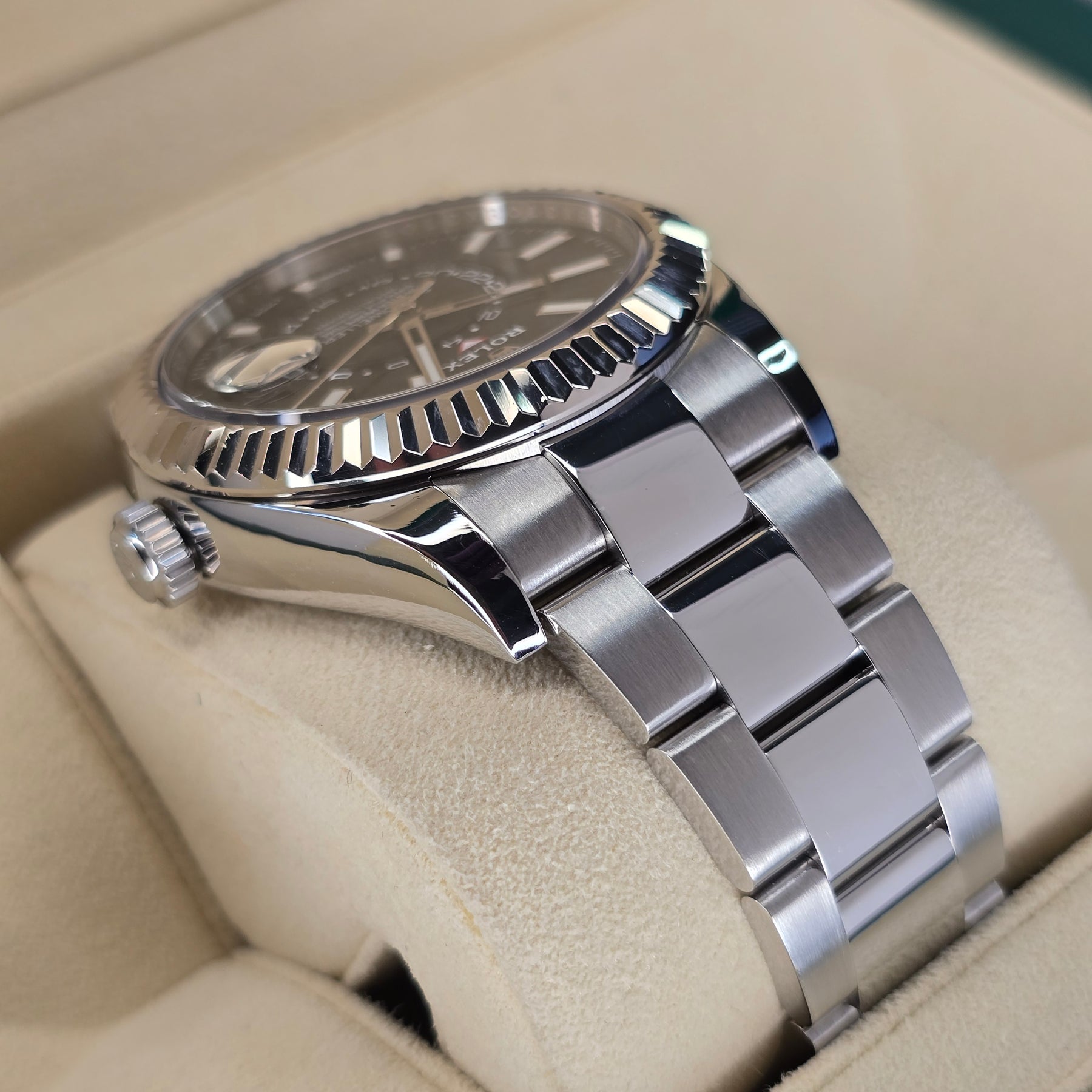 Rolex Sky-Dweller Black Dial 326934 case, oyster bracelet