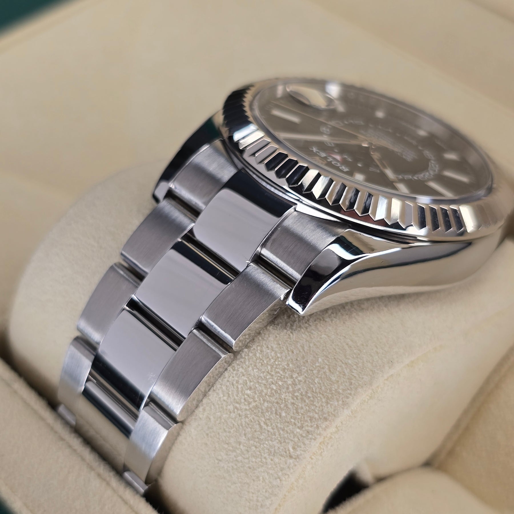 Rolex Sky-Dweller Black Dial 326934 case, oyster bracelet