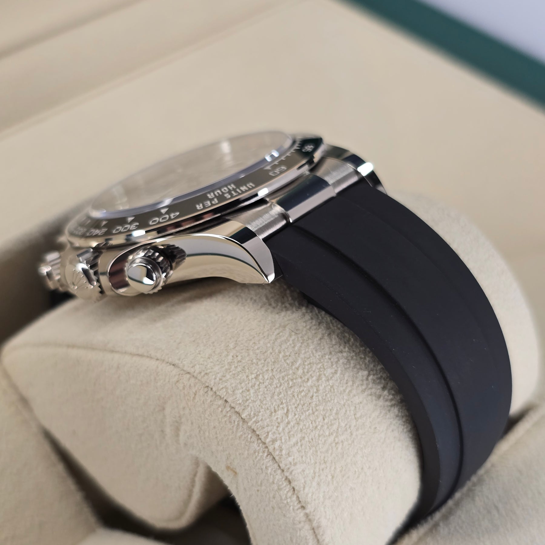 Rolex Cosmograph Daytona 126519LN Ghost White Gold lug, oysterflex strap