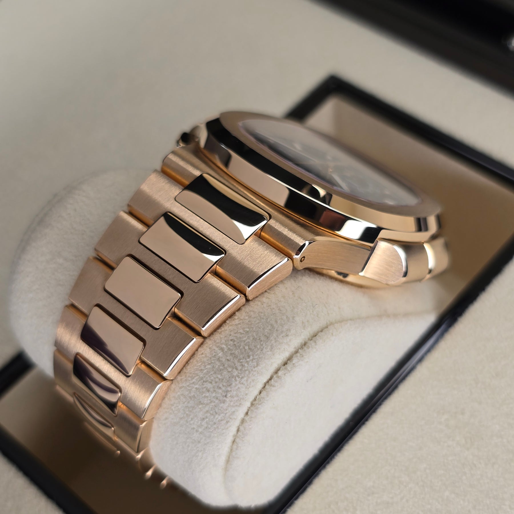 Patek Philippe Nautilus 5990/1R case, bracelet, lugs