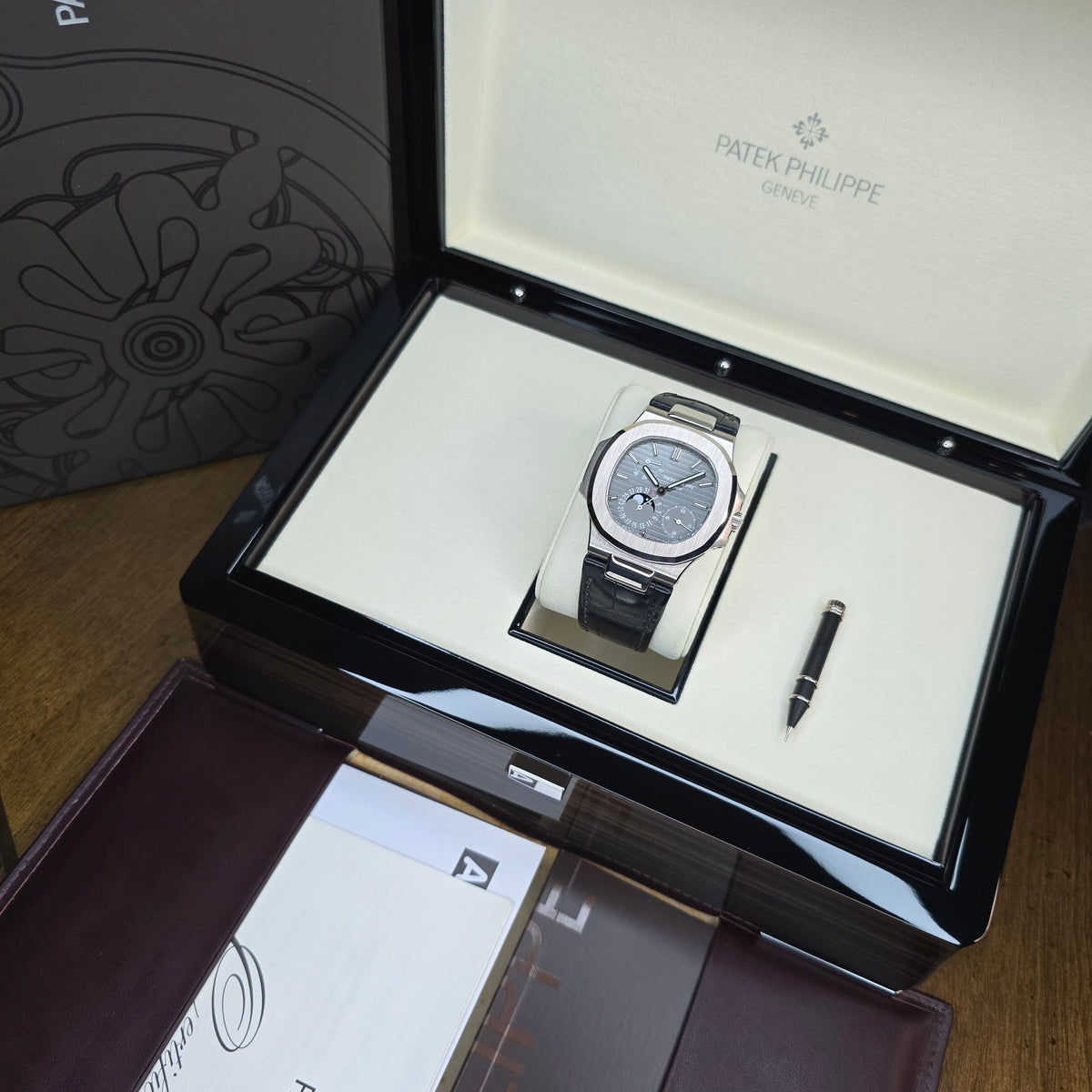 Patek Philippe Nautilus 5712G full set