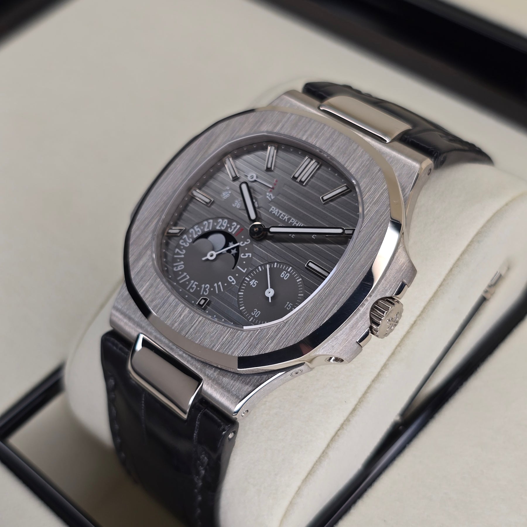 Patek Philippe Nautilus 5712G right side case