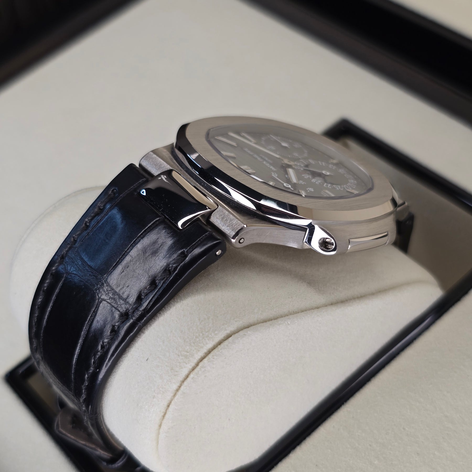 Patek Philippe Nautilus 5712G case, alligator strap