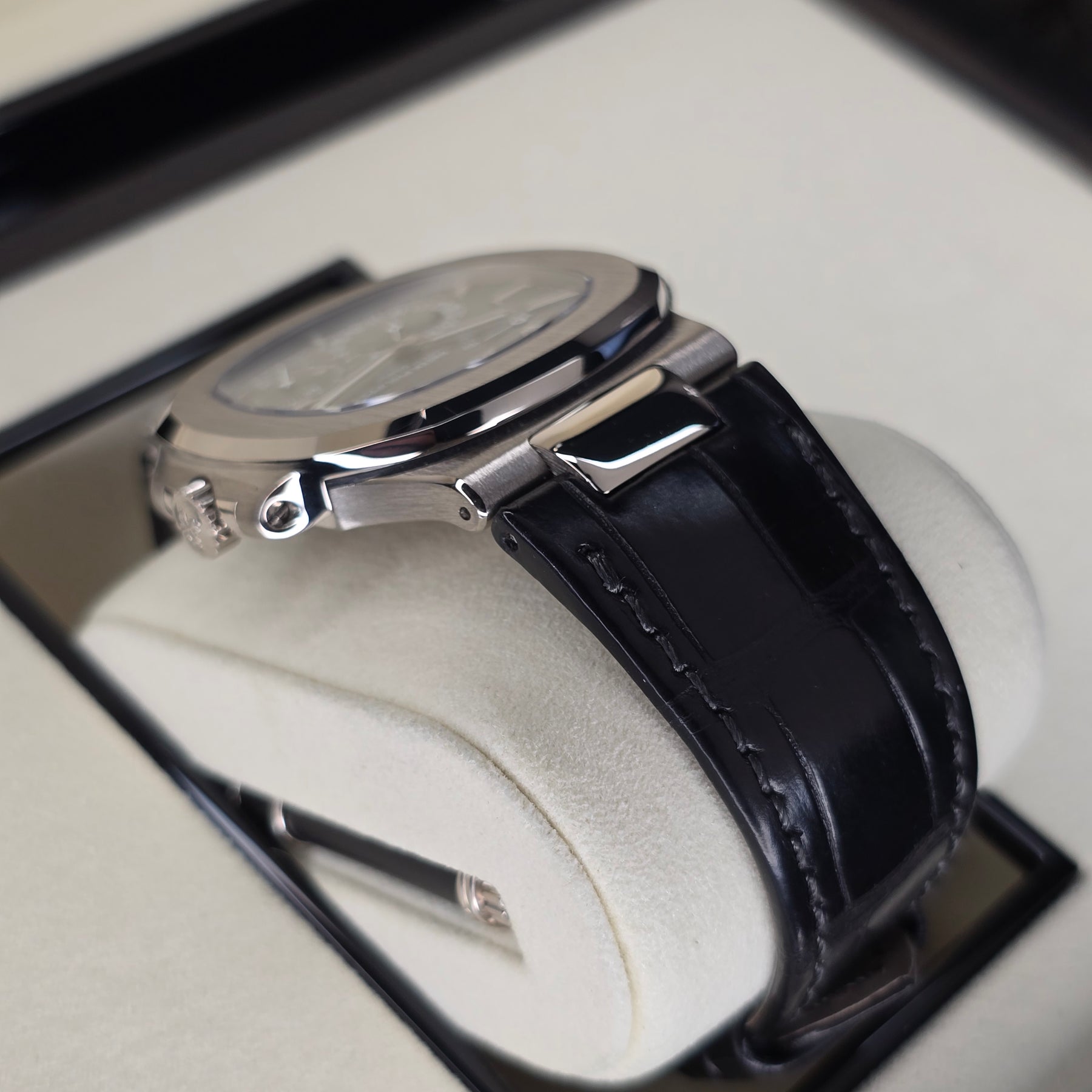 Patek Philippe Nautilus 5712G case, alligator strap