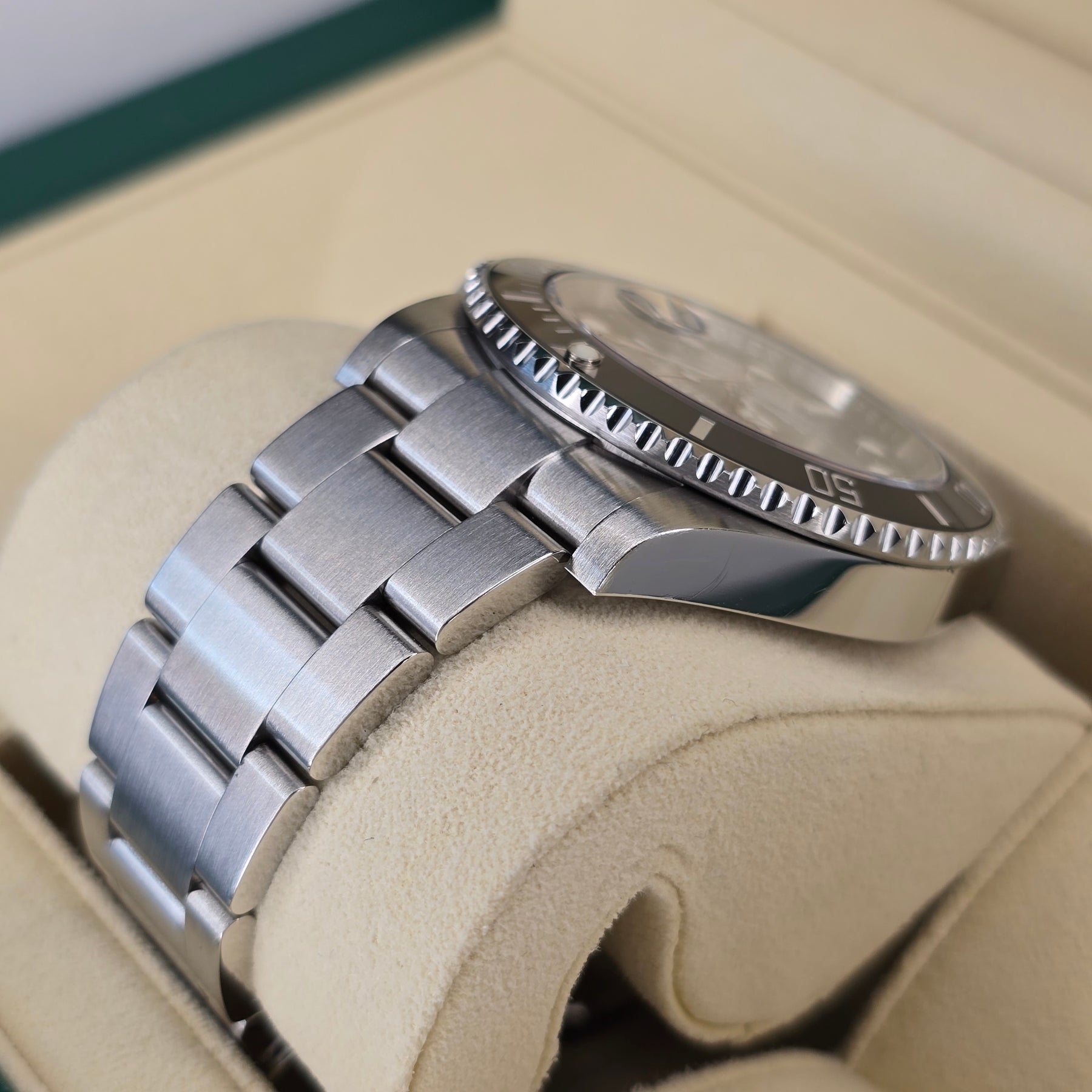 Rolex Submariner Date 126610LN lug, oyster bracelet