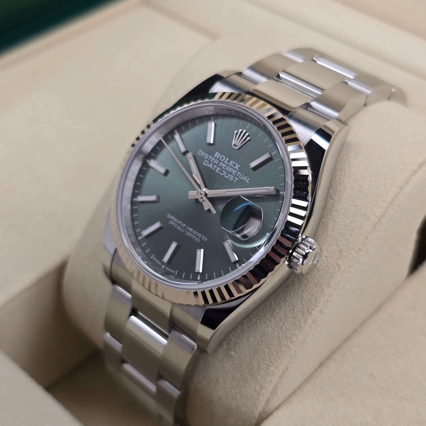 Rolex Datejust 126234 Mint Oyster right side case