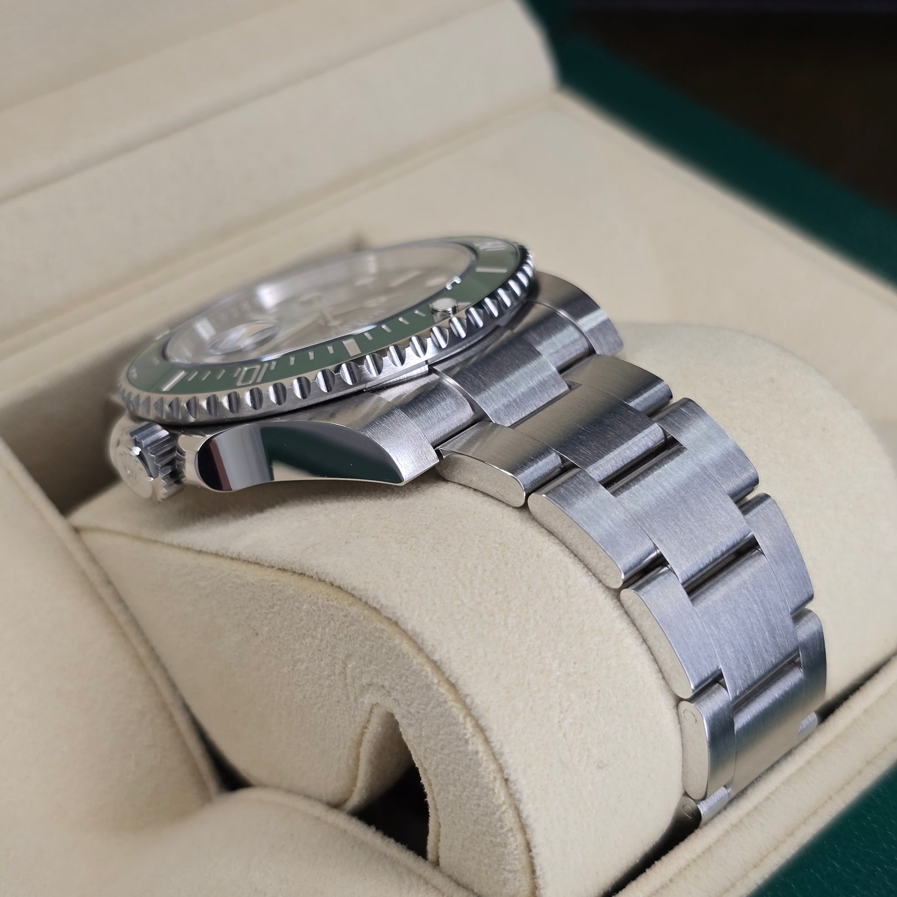 Rolex Submariner Hulk 116610LV lug, oyster bracelet