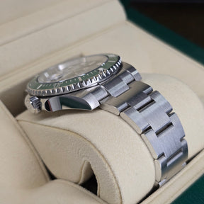 Rolex Submariner Hulk 116610LV lug, oyster bracelet
