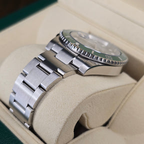 Rolex Submariner Hulk 116610LV lug, oyster bracelet