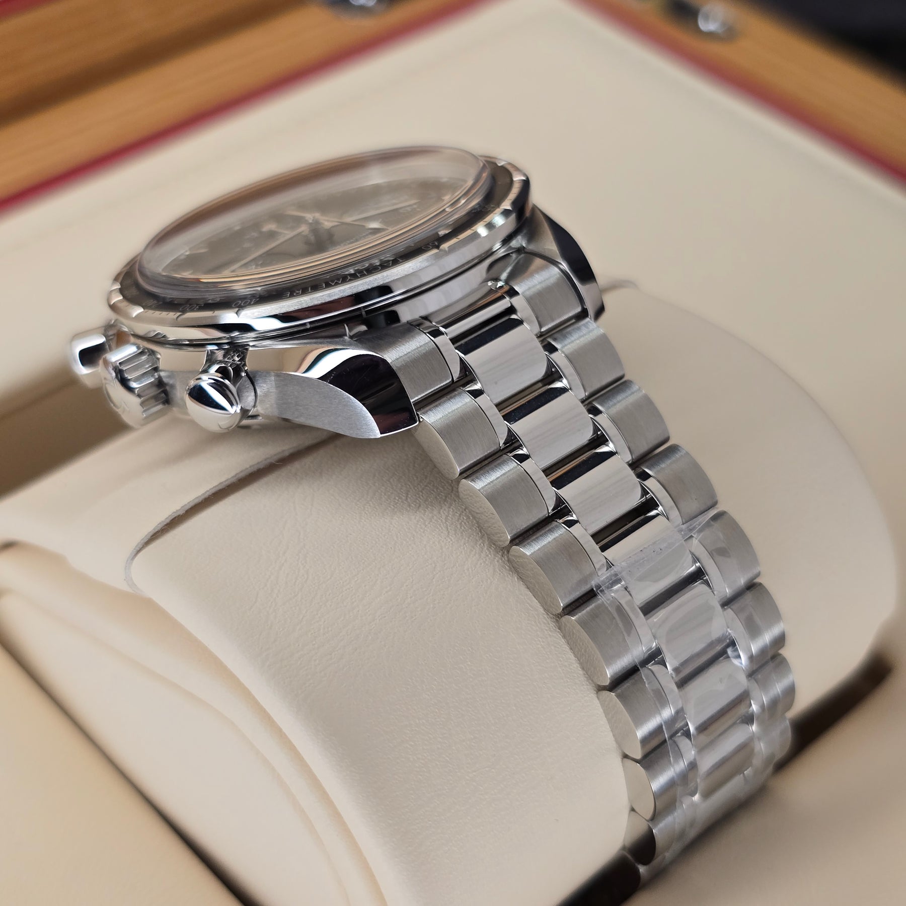 Omega Speedmaster Reduced 324.30.38.50.01.001  case, bracelet