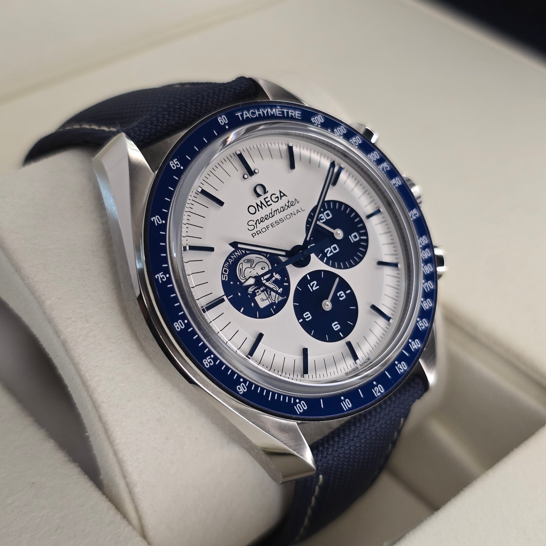 Omega Speedmaster Silver Snoopy Award 310.32.42.50.02.001 left side case