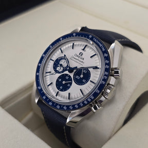 Omega Speedmaster Silver Snoopy Award 310.32.42.50.02.001 right side case