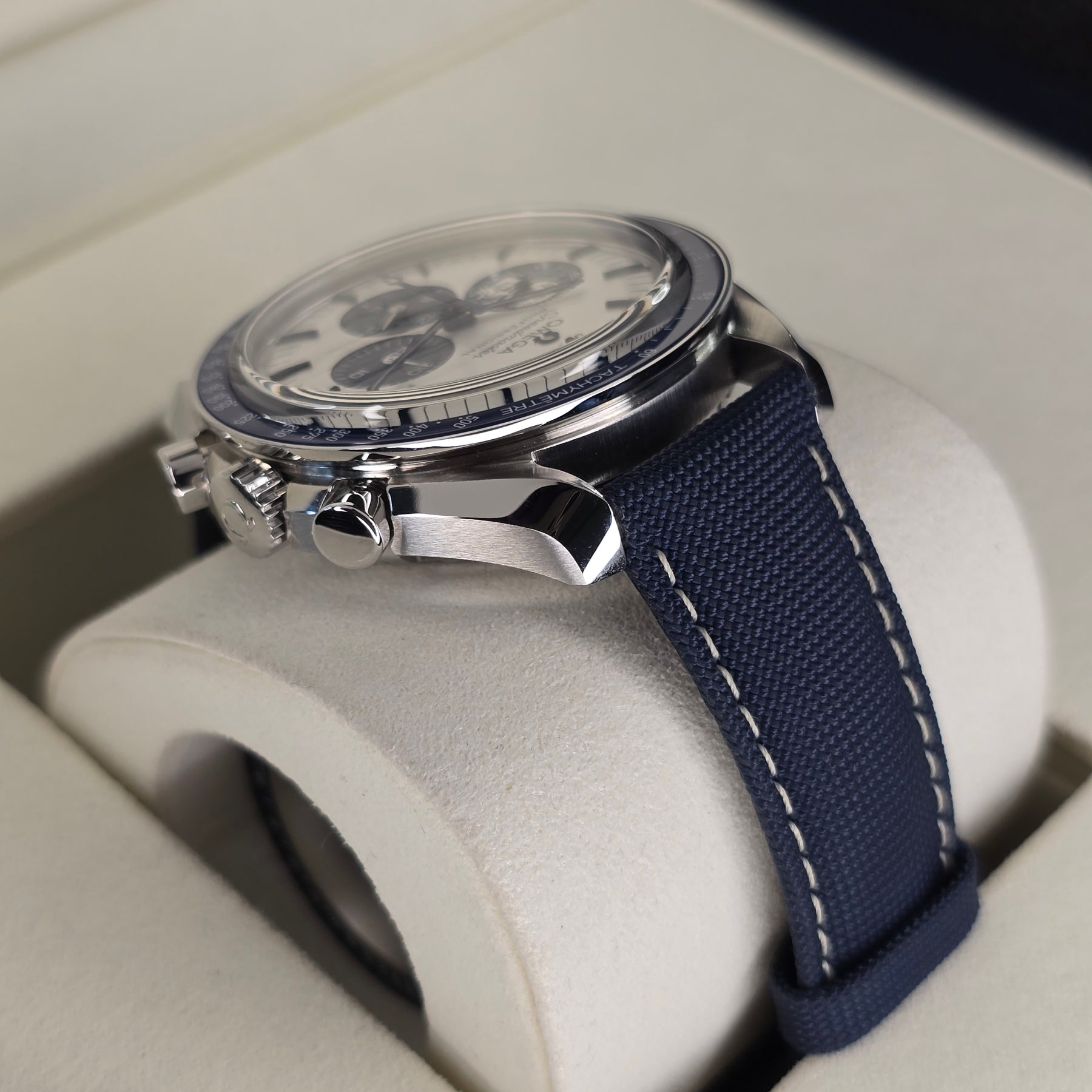 Omega Speedmaster Silver Snoopy Award 310.32.42.50.02.001 lug, strap